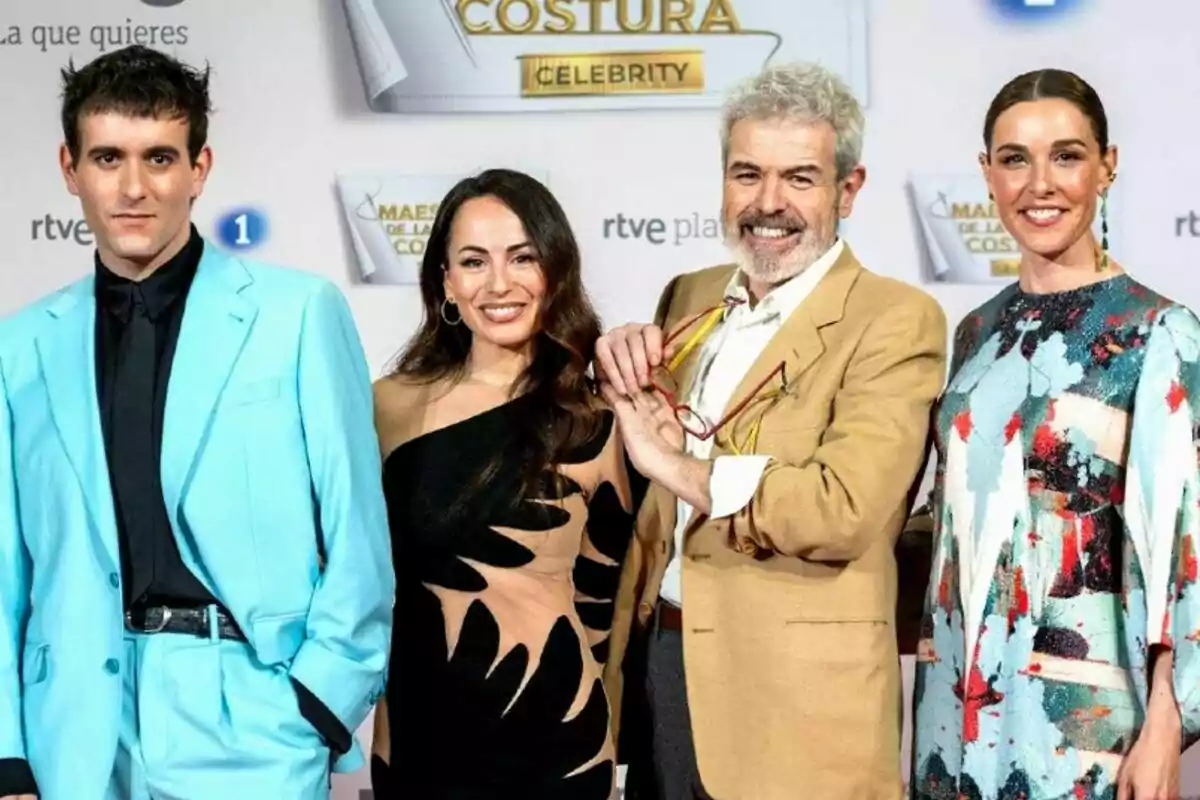 Un grupo de personas formado por Palomo Spain, María Escoté, Lorenzo Caprile y Raquel Sánchez Silva posando en un evento con un fondo que tiene logotipos y texto relacionado con Maestros de la Costura Celebrity.