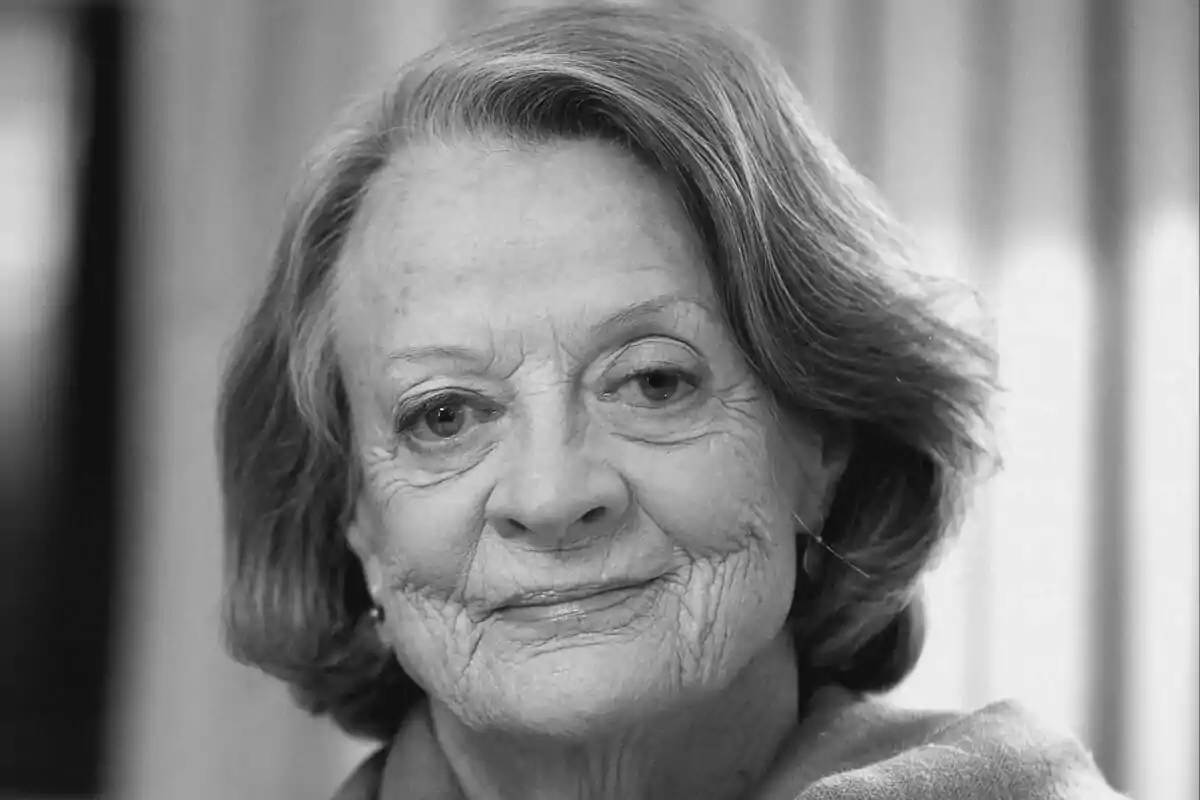 Fotografia en blanc i negre de Maggie Smith amb expressió serena i cabells curts.