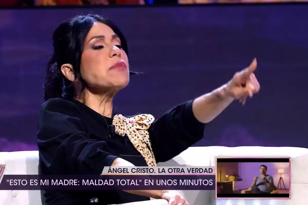 Maite Galdeano gesticula amb intensitat amb un dit enlaire mentre participa a 'De Viernes!'