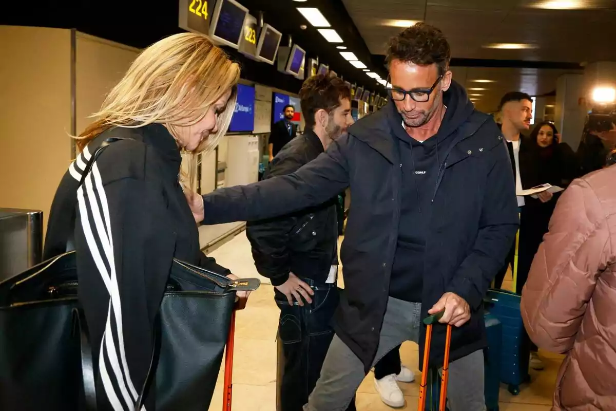 Personas como Makoke, Álvao Muñoz Escassi, Pelayo Díaz o Joshua Velázquez en un aeropuerto con maletas y pantallas de información en el fondo camino a Supervivientes.