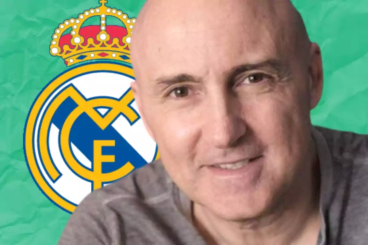 Home calb somrient amb l’escut del Reial Madrid de fons sobre un fons verd Home calb somrient amb l’escut del Reial Madrid de fons sobre un fons verd