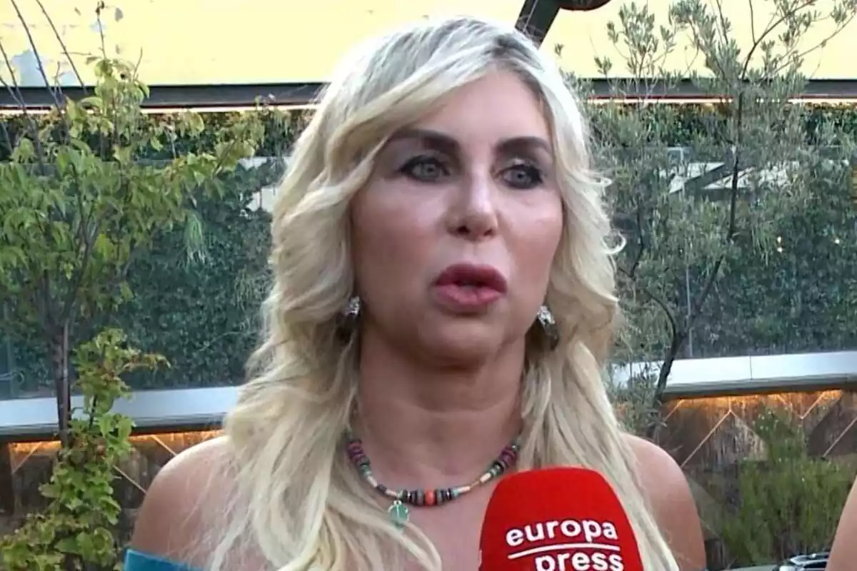 Malena Gràcia responent als mitjans amb un micròfon vermell Malena Gràcia responent als mitjans amb un micròfon vermell