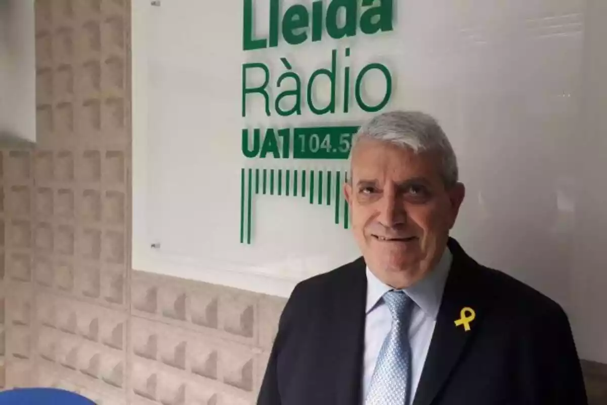 L'exalcalde de Lleida a la ràdio UA1 de Lleida somrient a la cambra