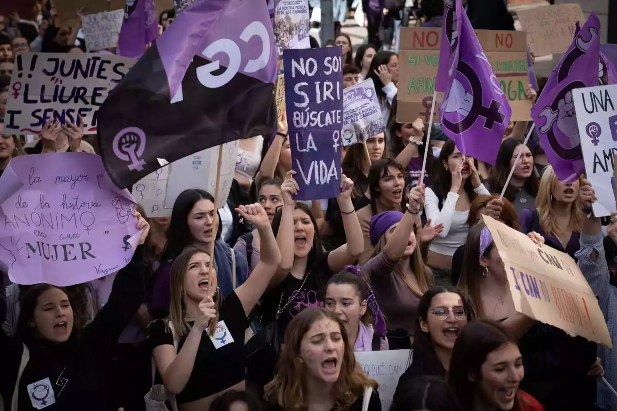 Diverses dones participen en una manifestació convocada pel Sindicat d'Estudiants i 'Lliures i Combatives', pel 8M, Dia Internacional de la Dona, el 8 de març de març de 2023, a Barcelona