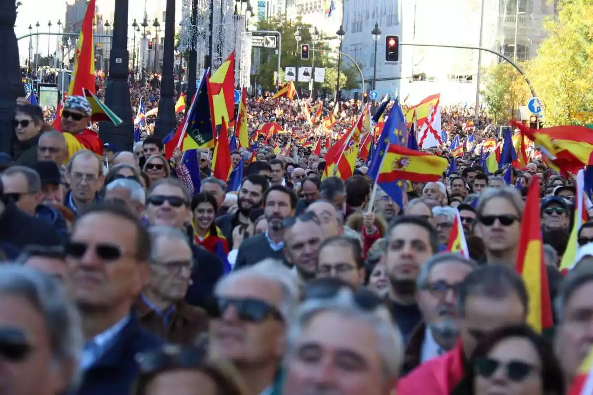 Milers de persones manifestant-se contra l'amnistia a Madrid