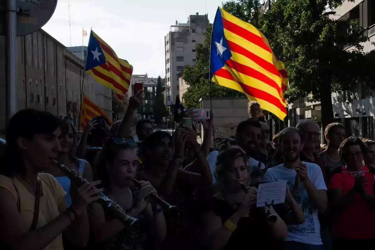 Diverses persones participen a la manifestació de la Diada, Dia de Catalunya, a 11 de setembre de 2022, a Girona