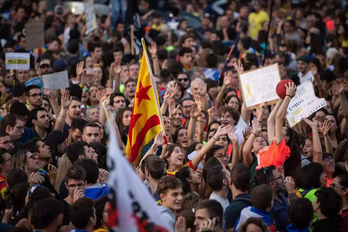 Diversos joves juguen amb una pilota a la manifestació dels CDR durant la vaga general a Catalunya en reacció a les penes per l'1-O, a Barcelona (Catalunya, Espanya), el 18 d'octubre del 2019.