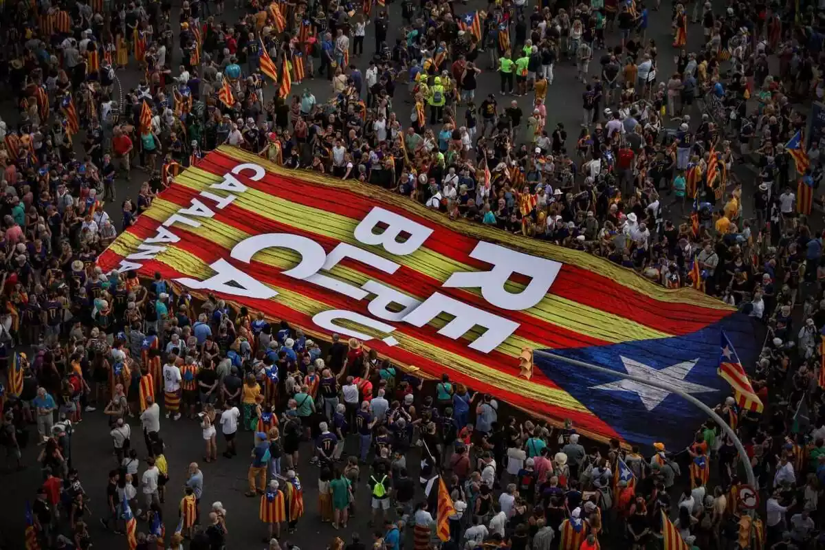 Imatge aèria de la manifestació independentista de la Diada en què es veu una pancarta gegant amb el lema 'República catalana'