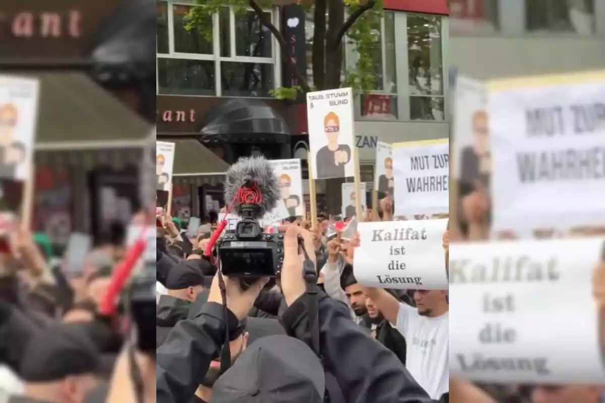 Captura de vídeo de la manifestació proislamista a Hamburg, amb més desenes de persones amb pancartes cridant consignes com 'el califat és la solució'