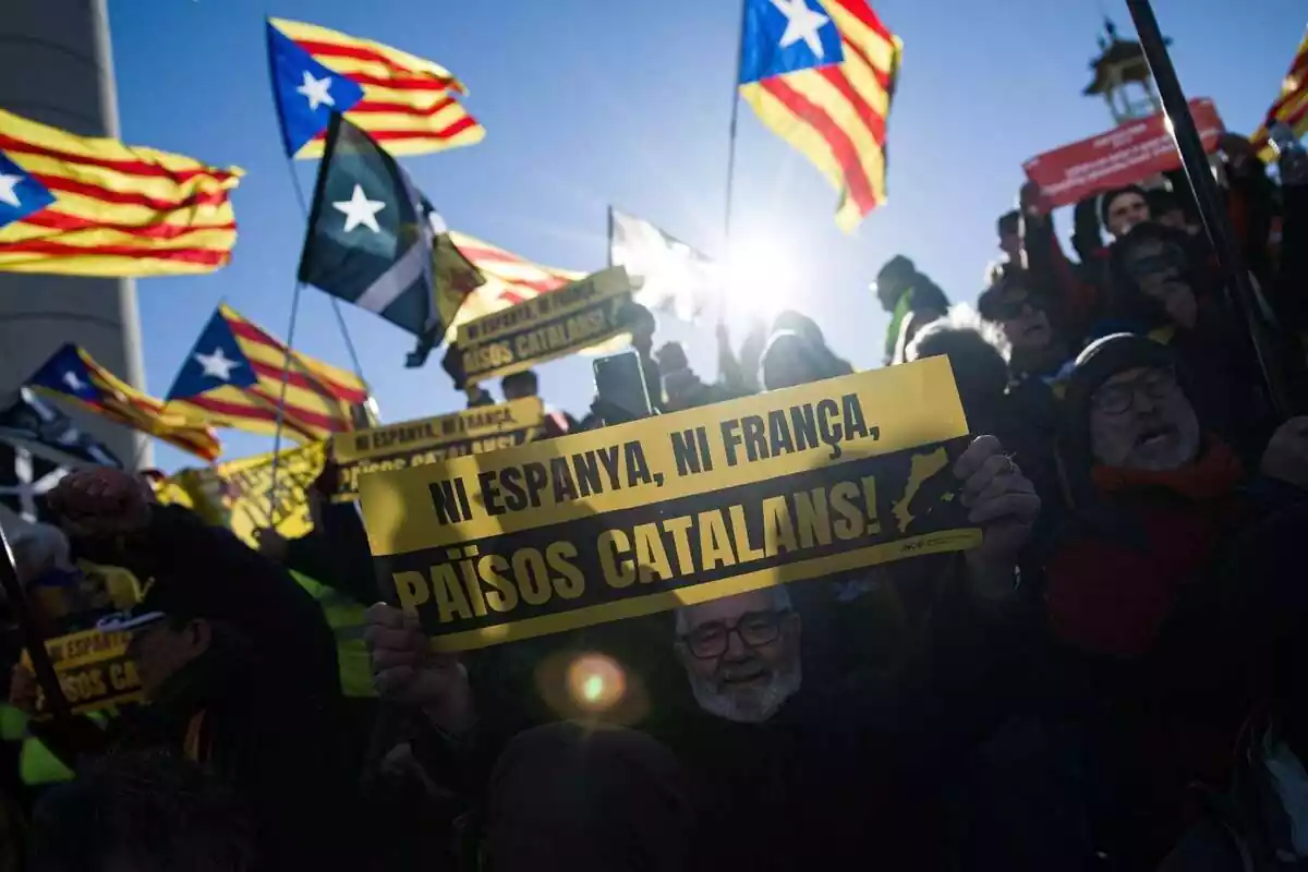 Diverses persones participen a la manifestació 'Aquí no s'ha acabat res' contra la Cimera Hispano-Francesa