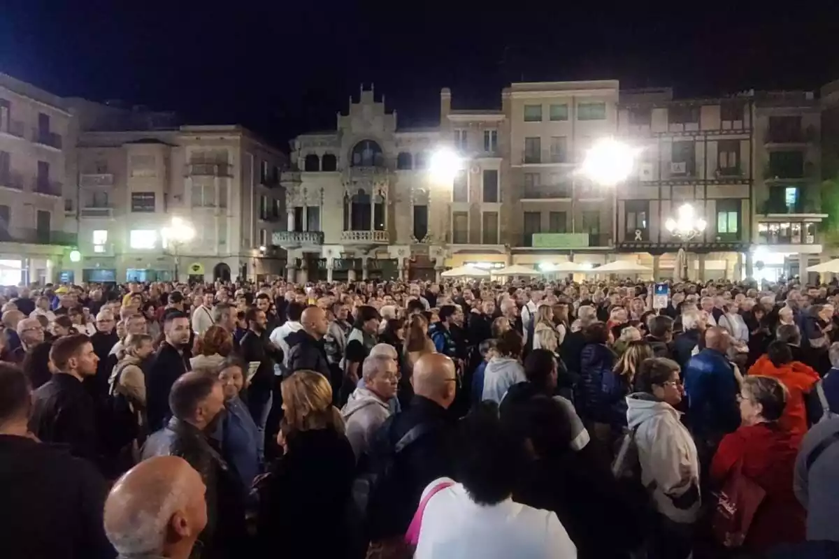 Pla general d'una manifestació a la plaça del Mercadal de Reus amb centenars de persones ocupant la plaça