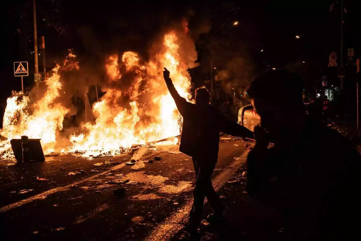 Foc als carrers de Barcelona en una manifestació convocada pel Tsunami Democratic al desembre de 2019