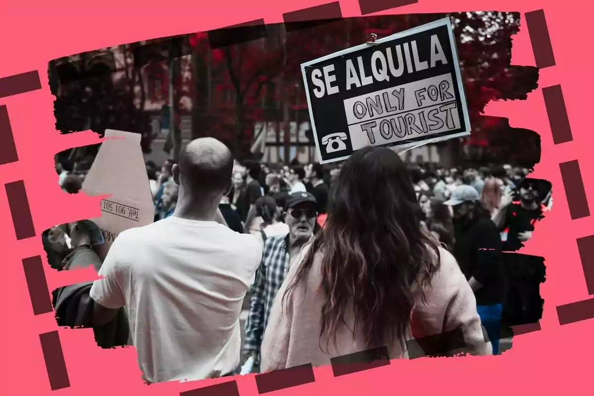 Una multitud en un carrer amb una persona sostenint un cartell que diu “Es lloga només per a turistes” en un disseny amb vores rosades.