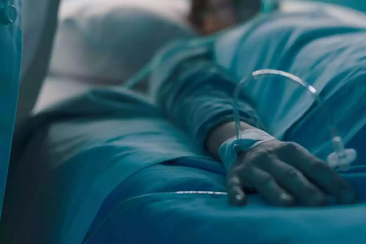 Imatge de la mà d´un pacient d´un hospital que té una via injectada
