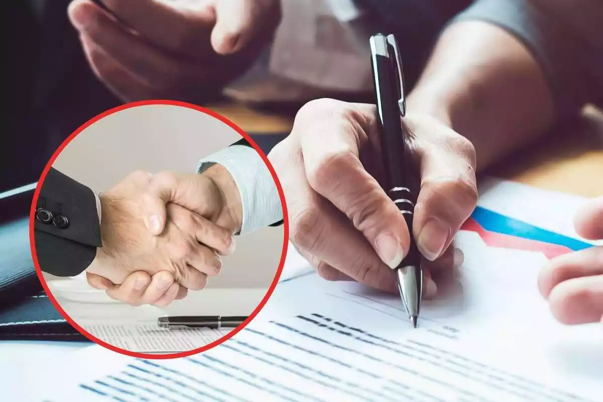 Una persona signant un contracte i dues més donant-se la mà