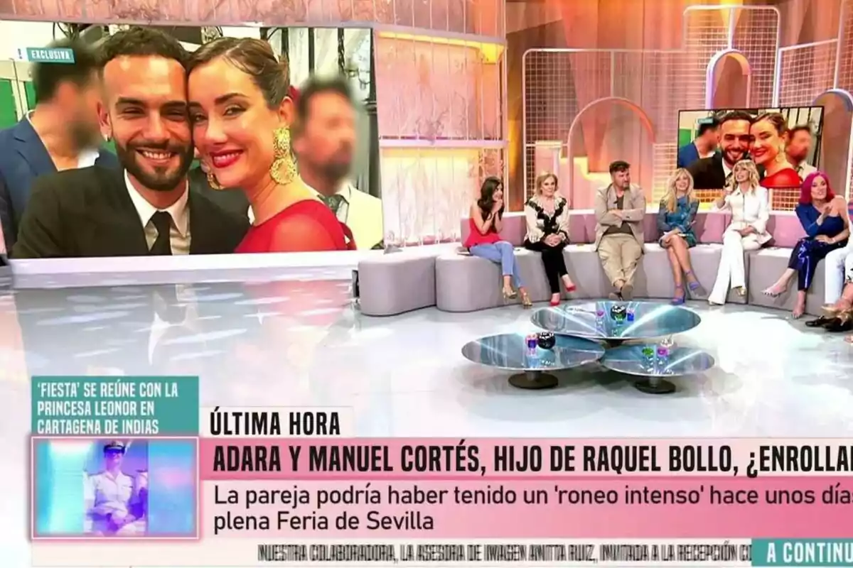 Festa mostra un grup de persones assegudes en un plató modern, mentre a la pantalla es veu una imatge d'Adara Molinero i Manuel Cortés somrient. Festa mostra un grup de persones assegudes en un plató modern, mentre a la pantalla es veu una imatge d'Adara Molinero i Manuel Cortés somrient.