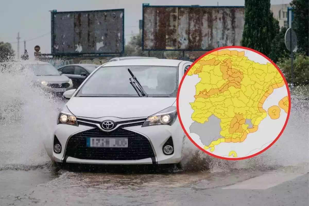 Un cotxe travessant un toll amb molta aigua i un mapa amb forts avisos de l'aemet