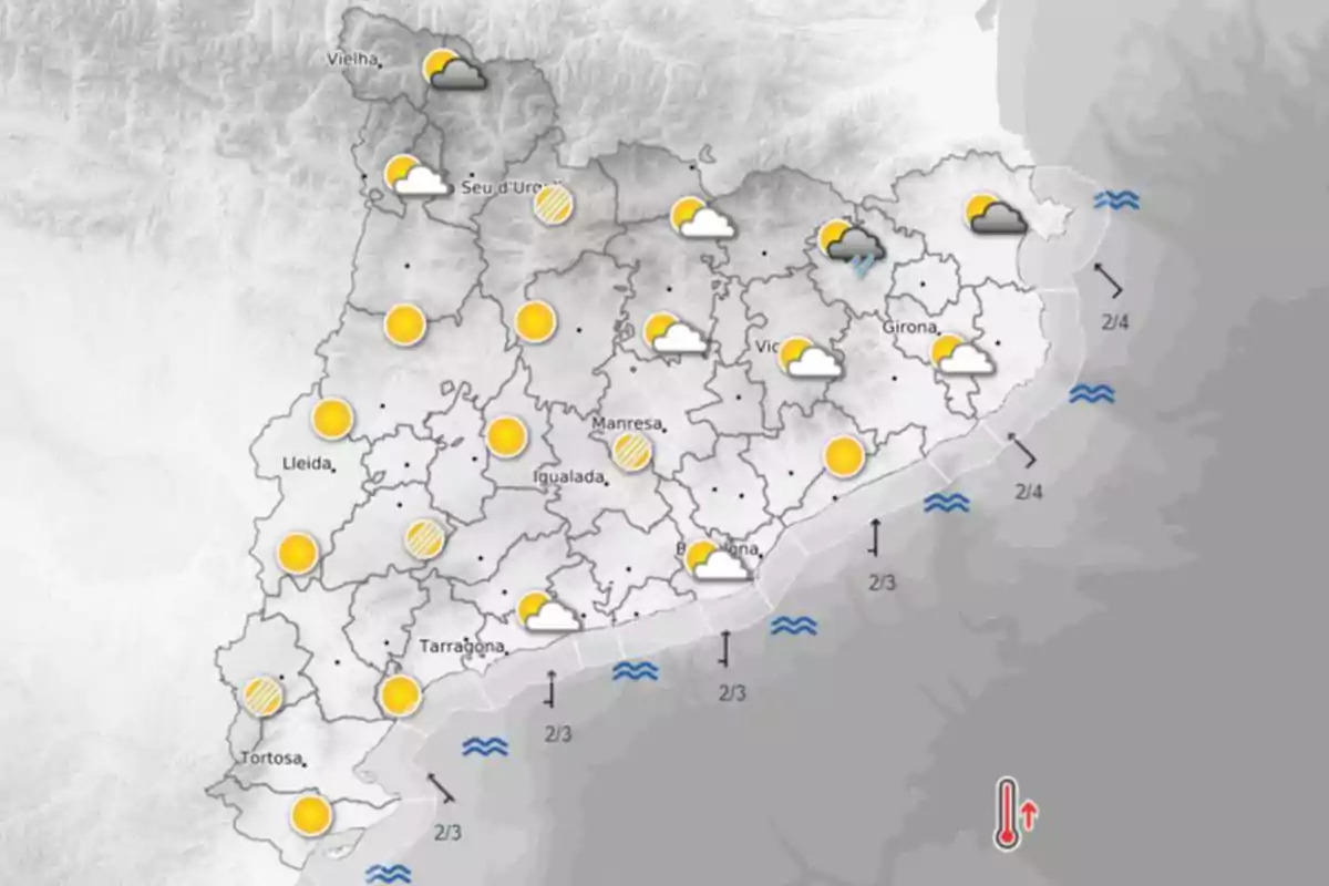 Mapa meteorològic de Catalunya amb icones que mostren majoritàriament sol i alguns núvols, pluges localitzades al nord-est i símbols d’onatge a la costa Mapa meteorològic de Catalunya amb icones que mostren majoritàriament sol i alguns núvols, pluges localitzades al nord-est i símbols d’onatge a la costa