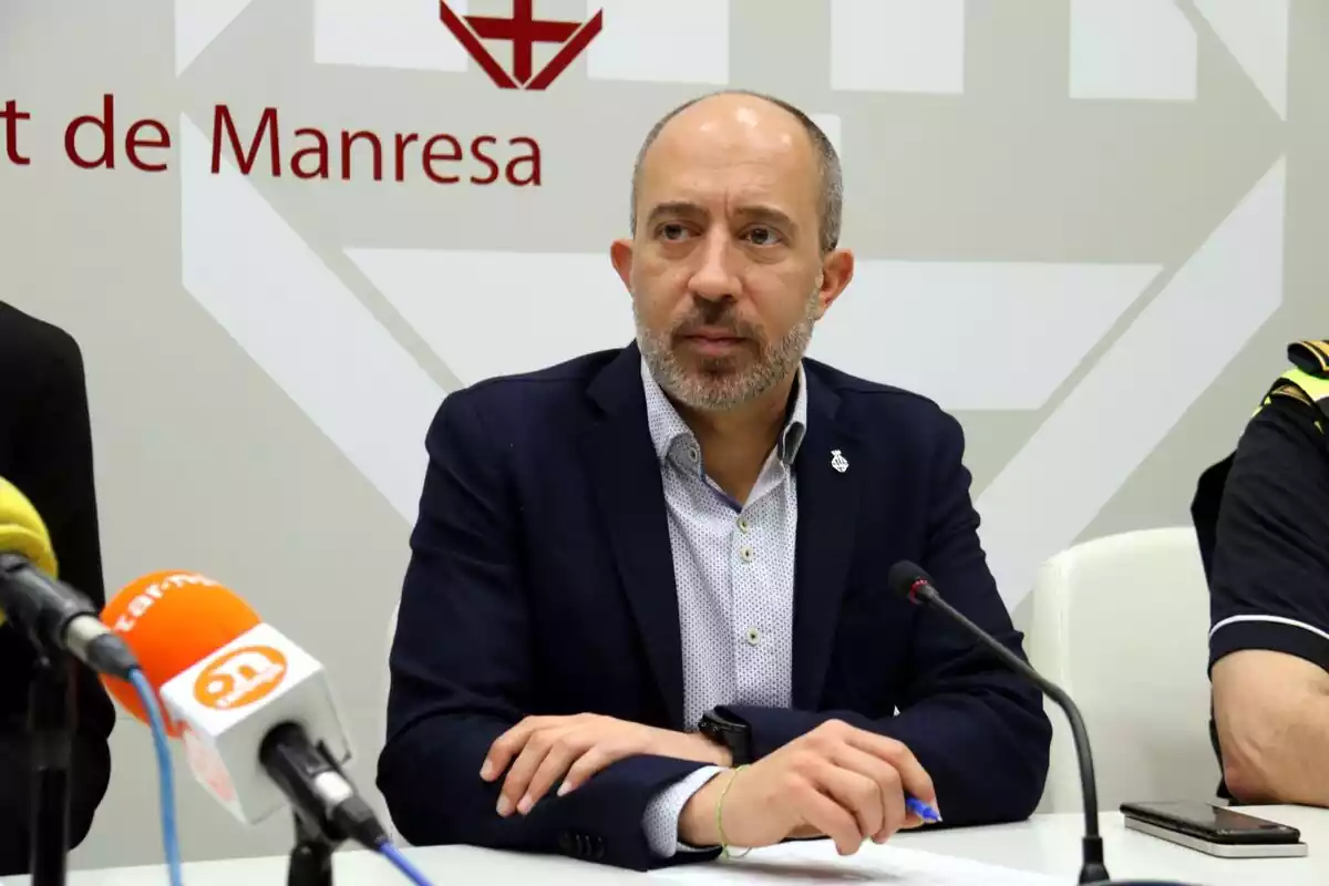 Marc Aloy, alcalde de Manresa, assegut en una roda de premsa a la sala de premsa de l'Ajuntament de Manresa