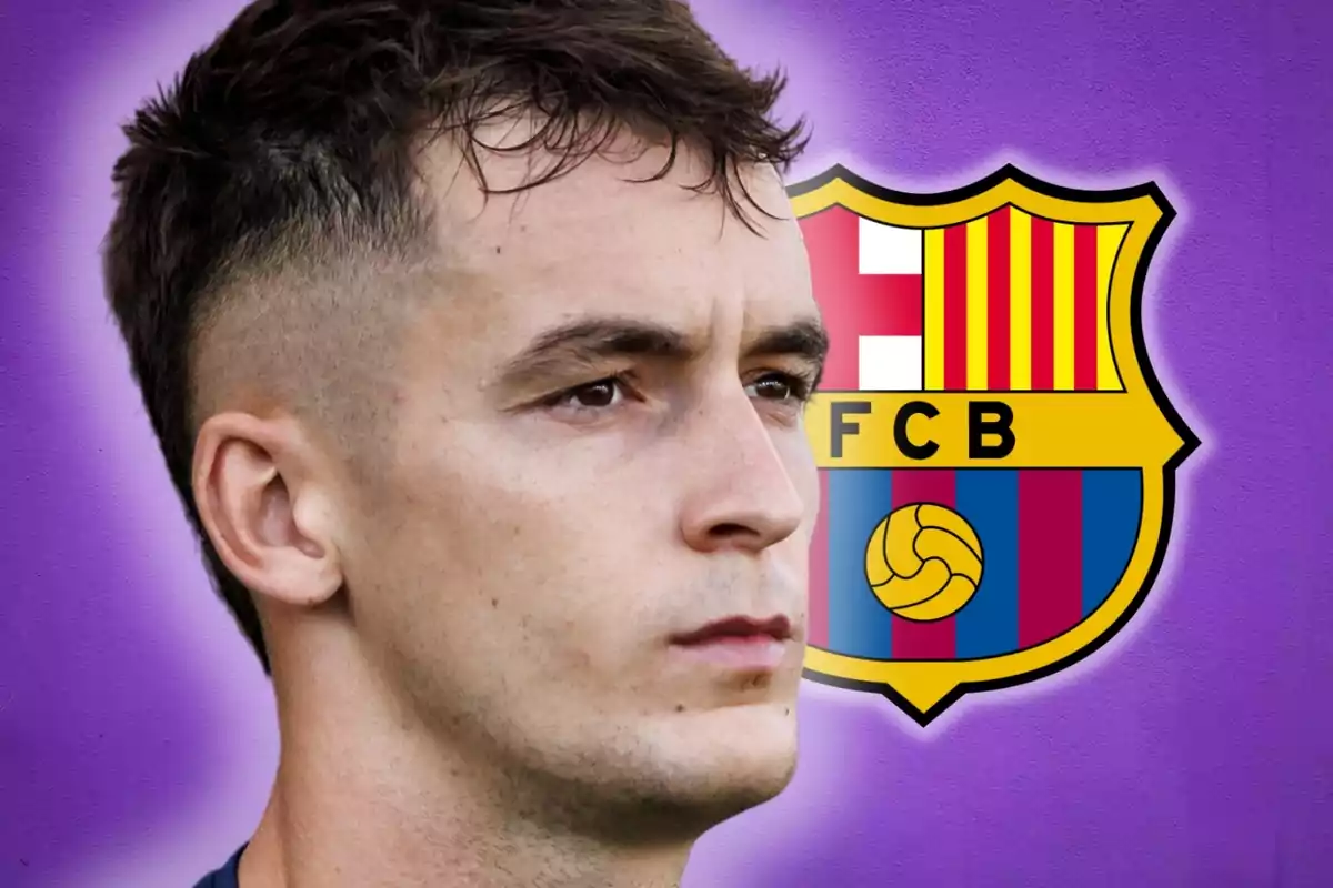 Un home de perfil amb l'escut del FC Barcelona sobre un fons morat.