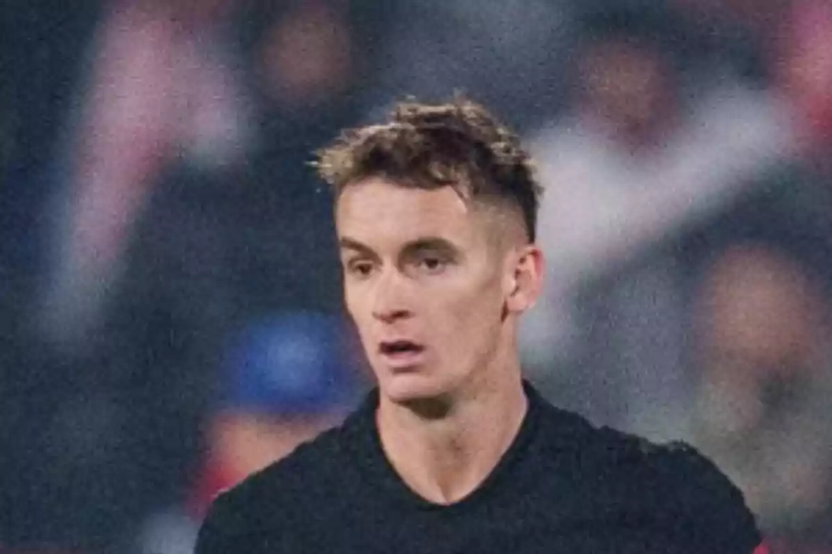 Un jugador de futbol al camp durant un partit.