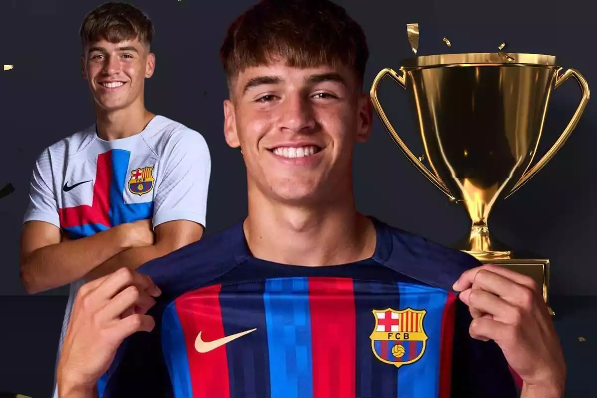 Marc Guiu amb la samarreta del FC Barcelona i un trofeu al costat