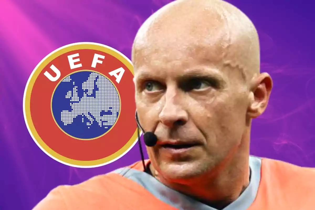 Un àrbitre amb un auricular davant d'un logotip de la UEFA sobre un fons porpra.