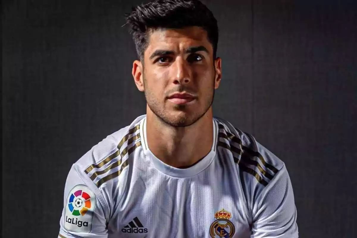 Marco Asensio mirant fixament a càmera