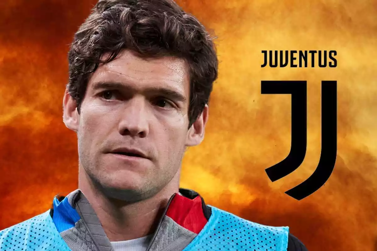 El lateral esquerre del Barça Marcos Alonso, en primer pla, amb una foto de l'escut de la Juventus italiana.