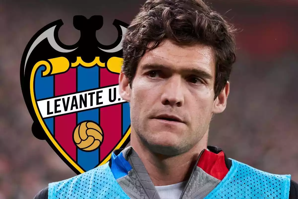 Marcos Alonso mira cap a un costat on hi ha l'escut del Llevant