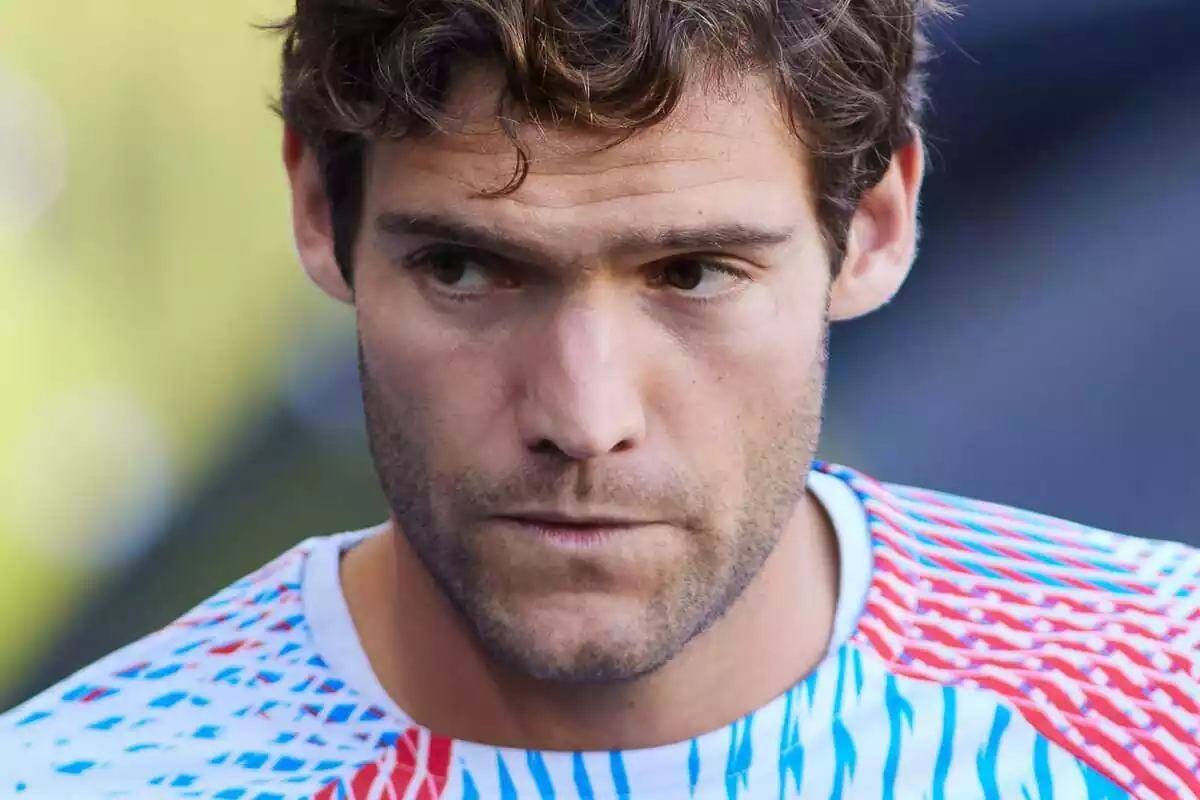 Marcos Alonso mirant a un costat amb cara de preocupació i la samarreta d'escalfament del Barça