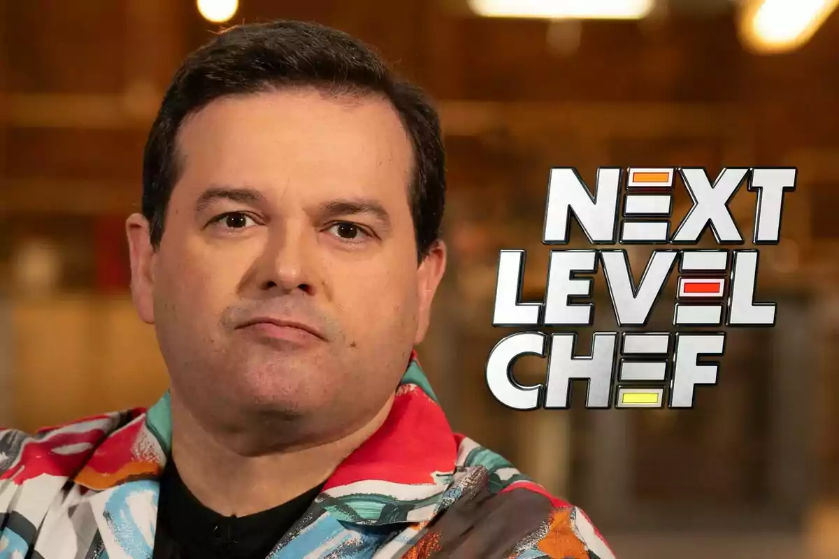 Marcos Morán con una camisa colorida aparece junto al logotipo de "Next Level Chef".