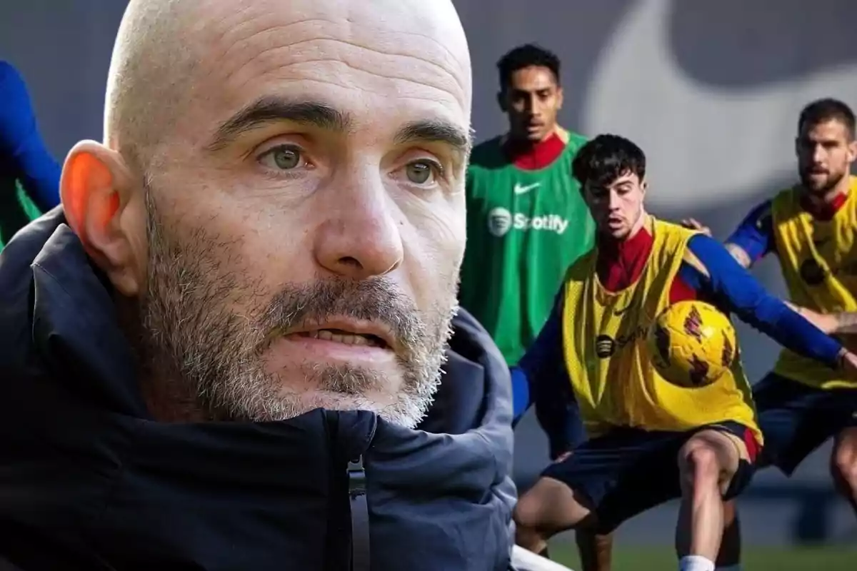 Un hombre calvo con barba en primer plano y varios jugadores de fútbol entrenando en el fondo.