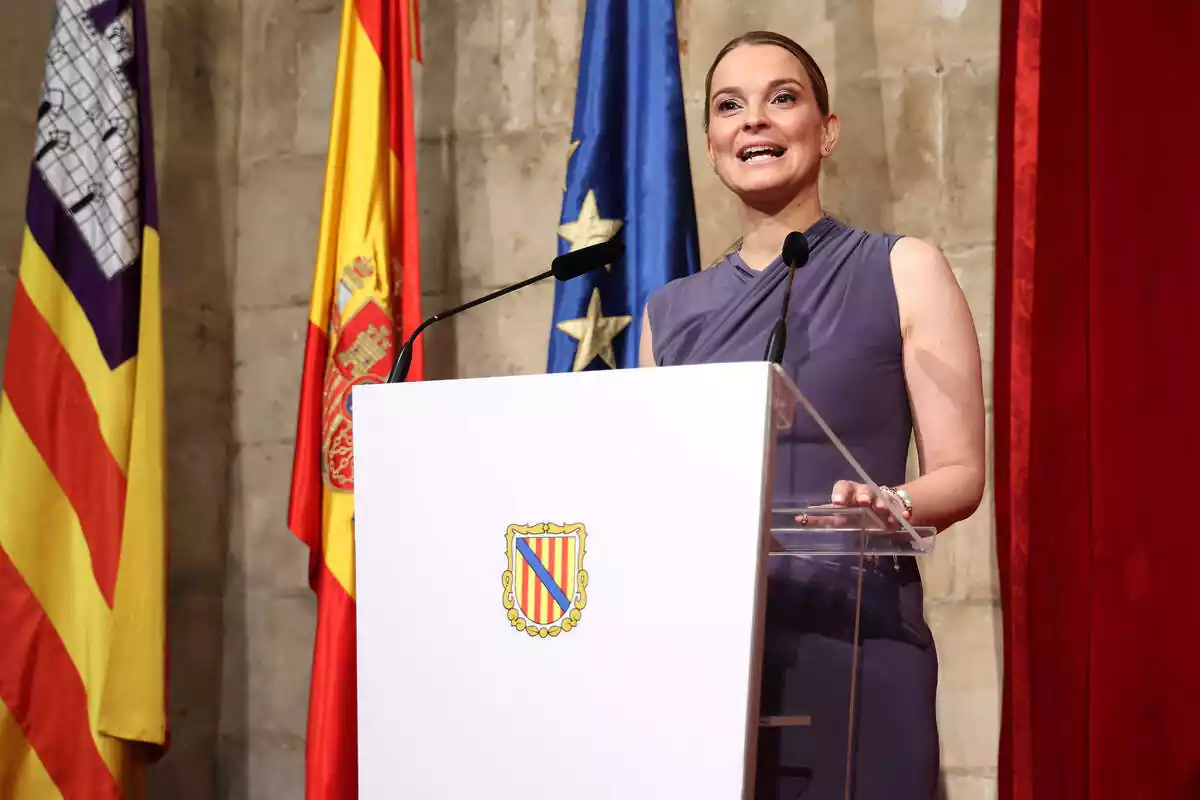 La presidenta del Govern, Margalida Prohens, informa sobre els membres del nou Govern, a la Capella del Consolat de Mar, el 10 de juliol de 2023, a Palma de Mallorca