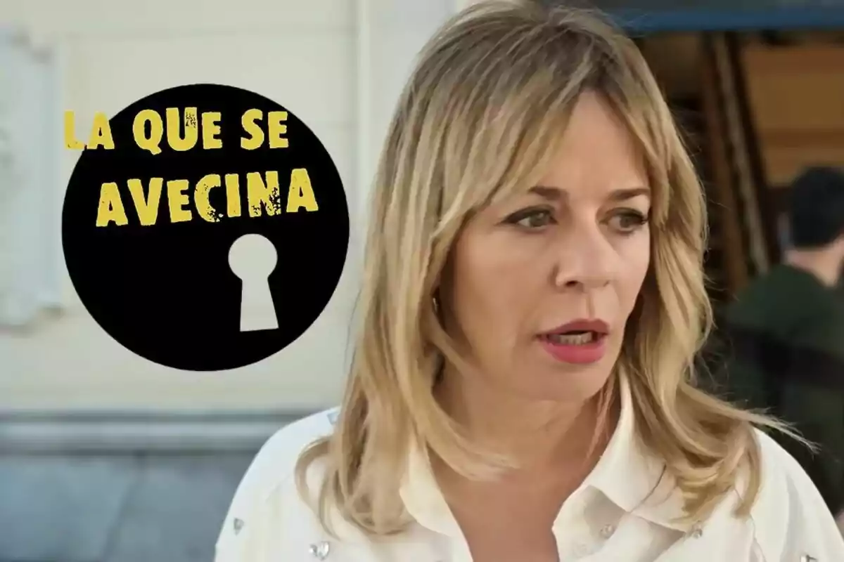 María Adánez rossa amb expressió seriosa al costat del logotip de "La que s'acosta".