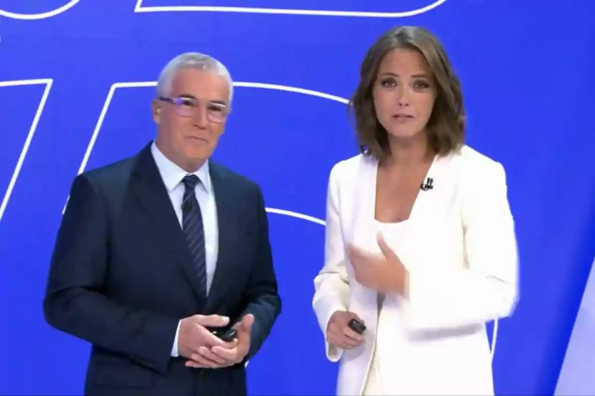 María Casado i David Cantero presentadors d'Informativos telecinco a un set amb fons blau.