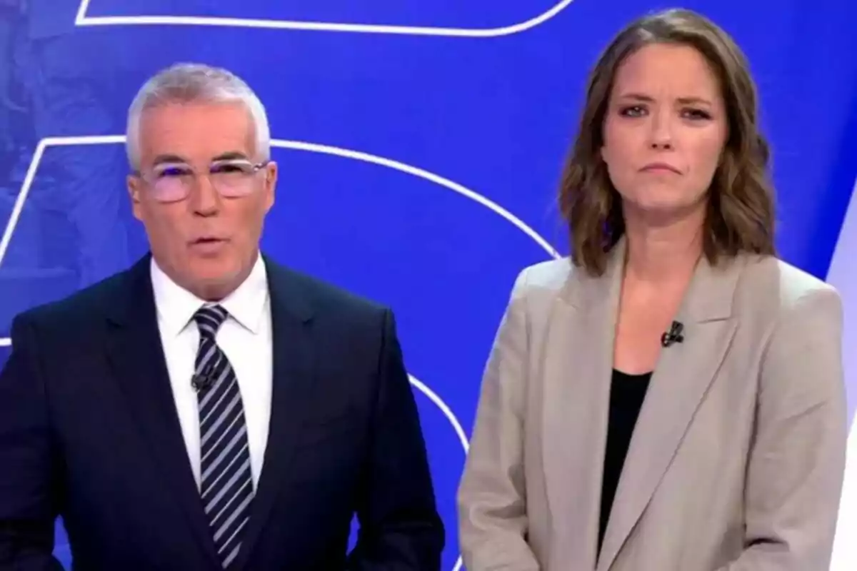 David Cantero i María Casado presentadors d'Informatius telecinco a un estudi amb fons blau.