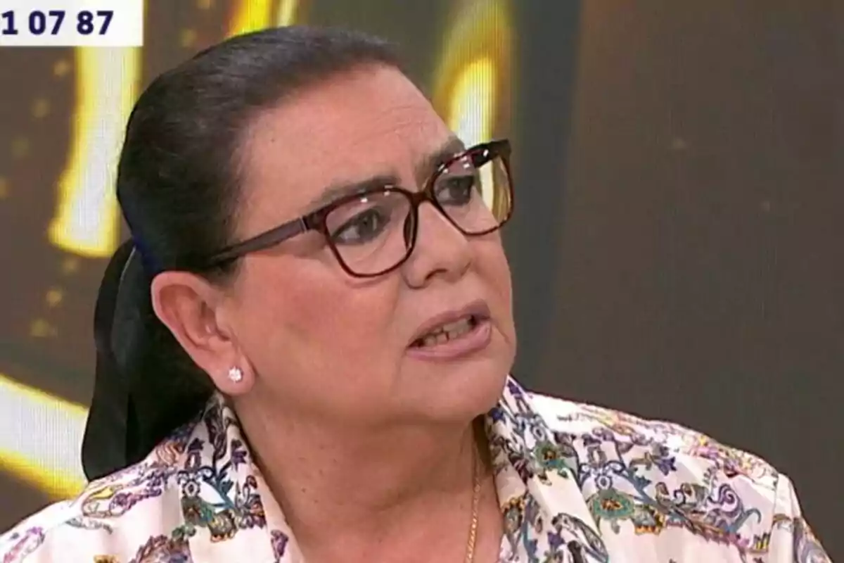 María del Monte con gafas y cabello recogido está hablando en Y ahora Sonsoles.