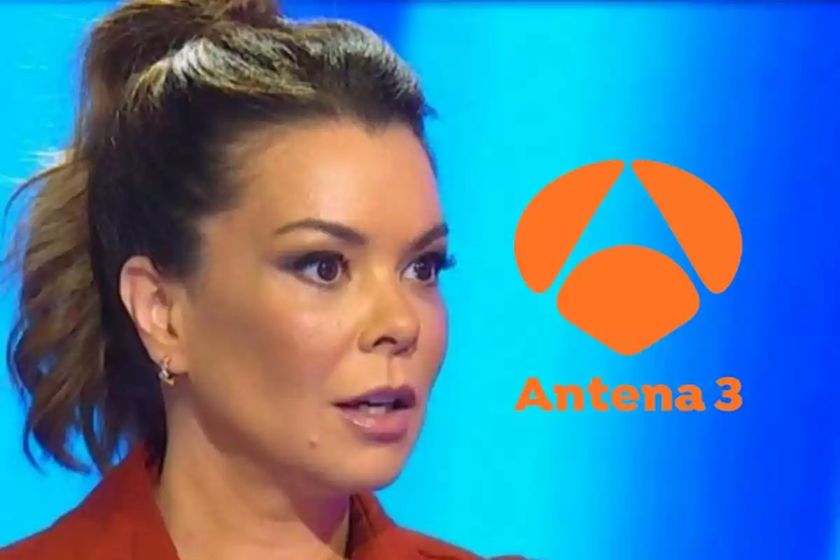 María José Campanario con expresión sorprendida en un fondo azul junto al logo de Antena 3.