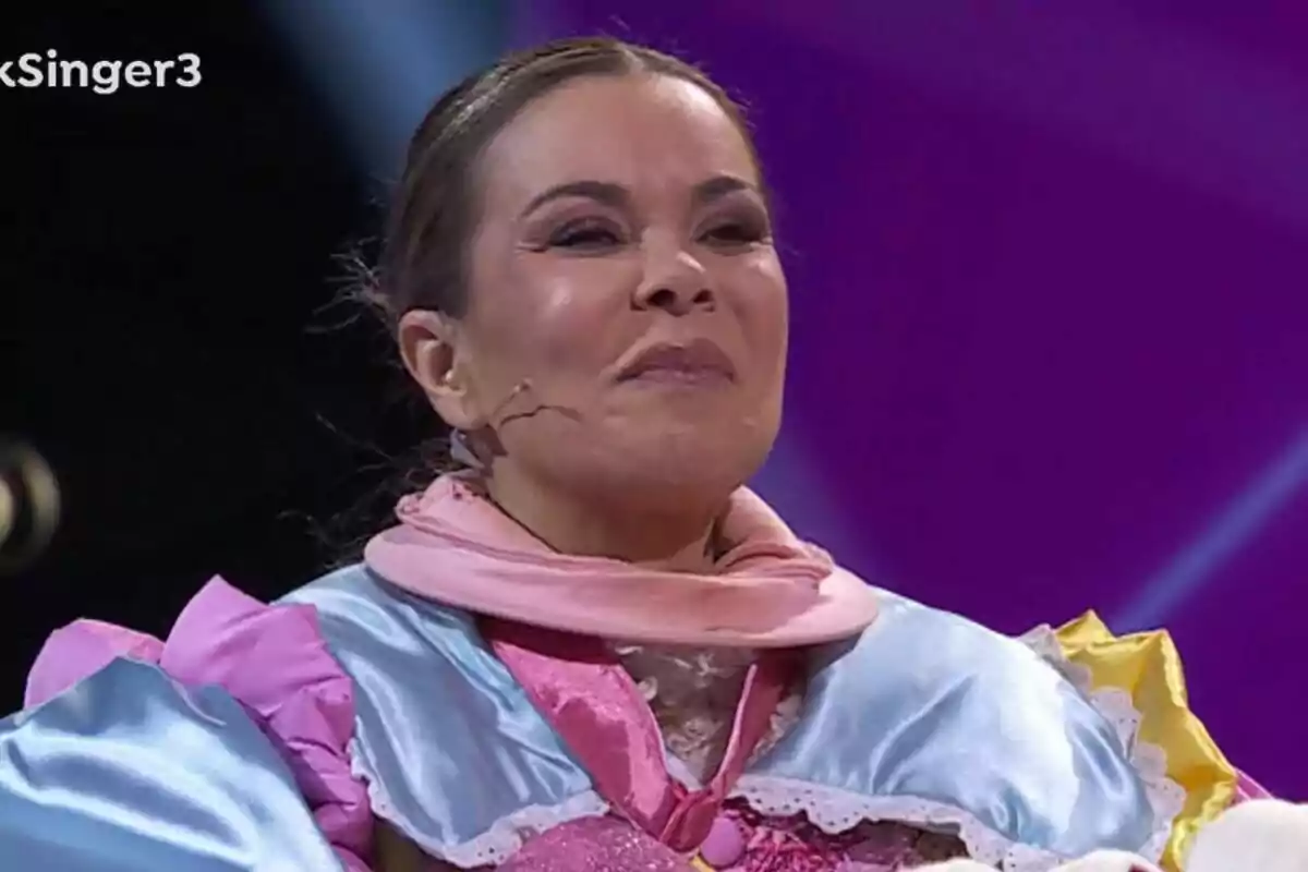 María José Campanarioioo amb una disfressa colorida i un micròfon a l'escenari de Mask Singer.