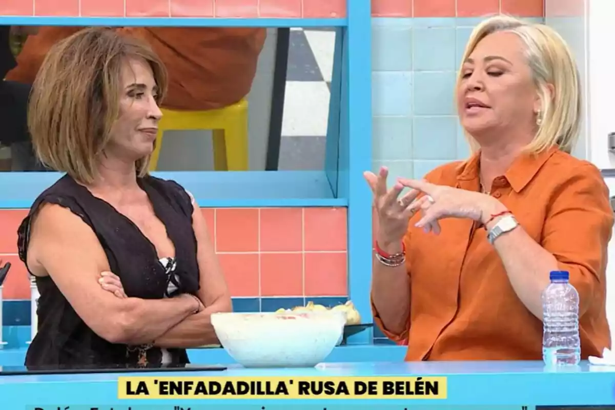 María Patiño i Belén Esteban conversen en una cuina a La Família de la Tele, una d'elles amb els braços creuats i l'altra gesticulant, amb un recipient d'amanida sobre la taula. María Patiño i Belén Esteban conversen en una cuina a La Família de la Tele, una d'elles amb els braços creuats i l'altra gesticulant, amb un recipient d'amanida sobre la taula.