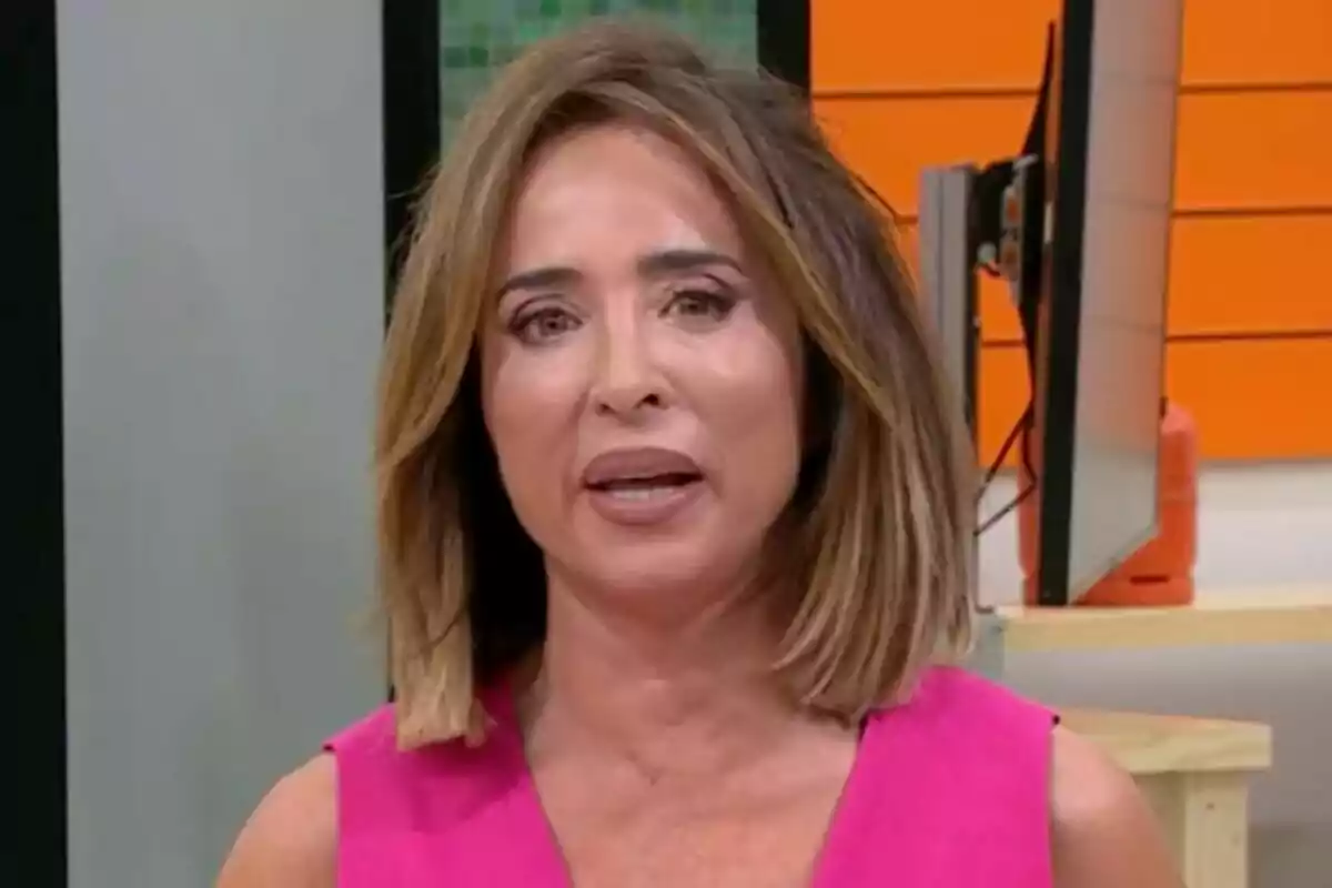 María Patiño amb cabell castany i vestit rosa a La Família de la Tele.