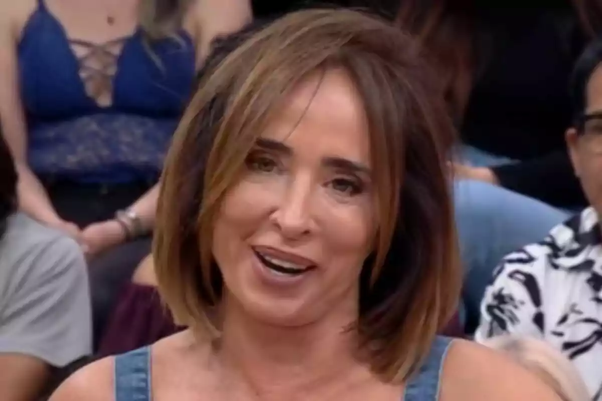 María Patiño de cabell castany somriu mentre participa en un programa de televisió amb públic al fons a La Família de la Tele.