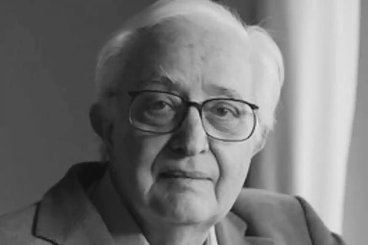 Maríano Ozores gran amb ulleres i cabell canós en una fotografia en blanc i negre.