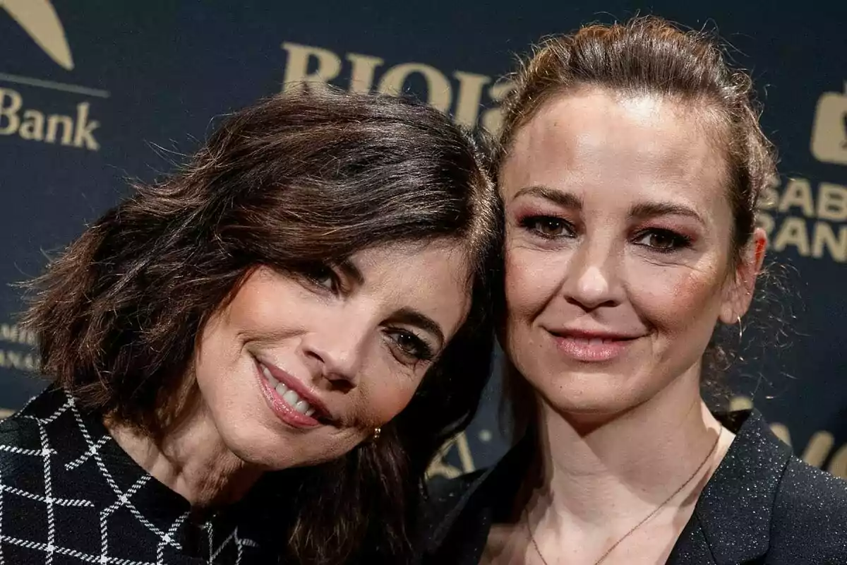 Maribel Verdú y Leonor Watling sonrientes posan juntas frente a un fondo oscuro con texto en los Premios Goya.