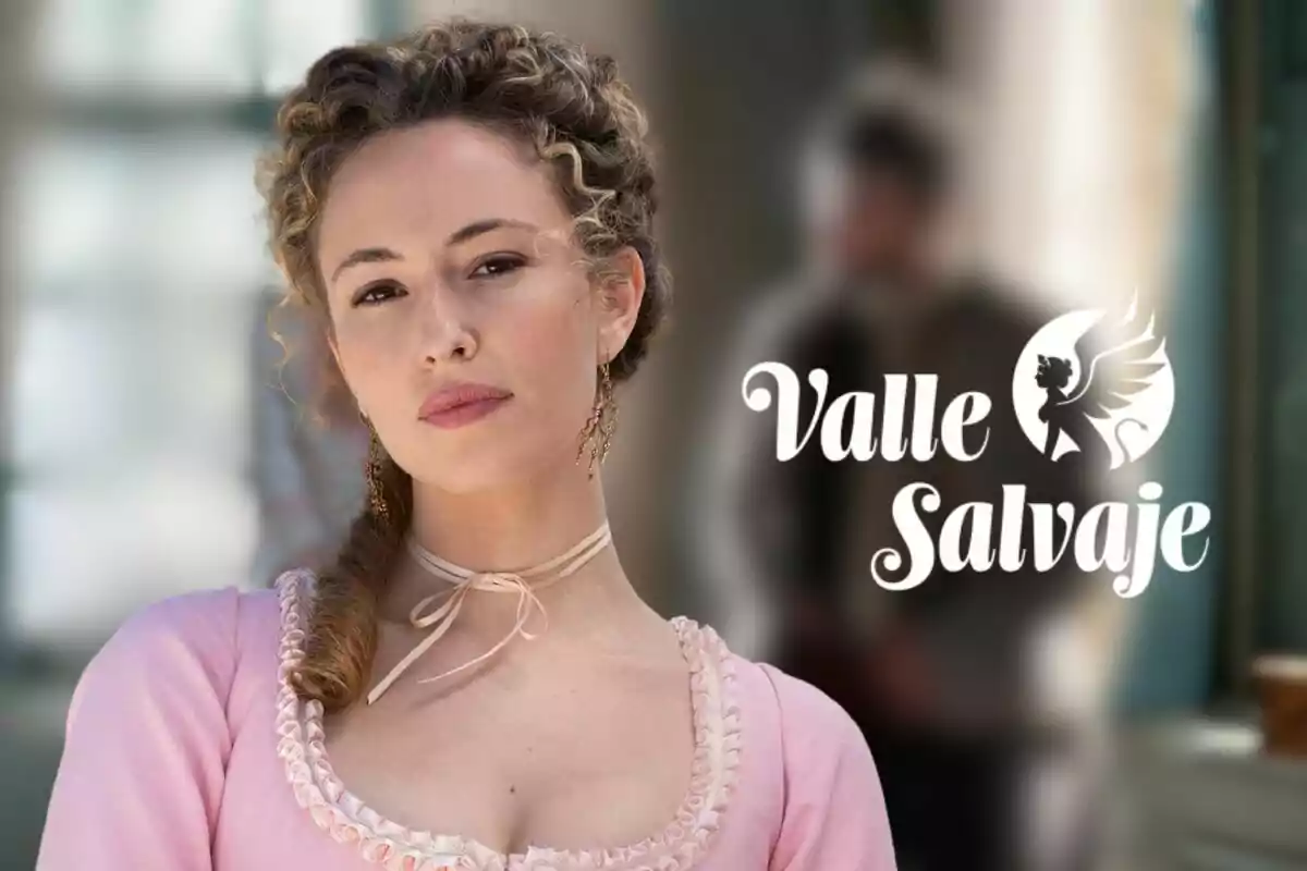 Marina Sabadell amb cabell arrissat i vestit rosa apareix en primer pla amb el logo de "Valle Salvaje" al seu costat.