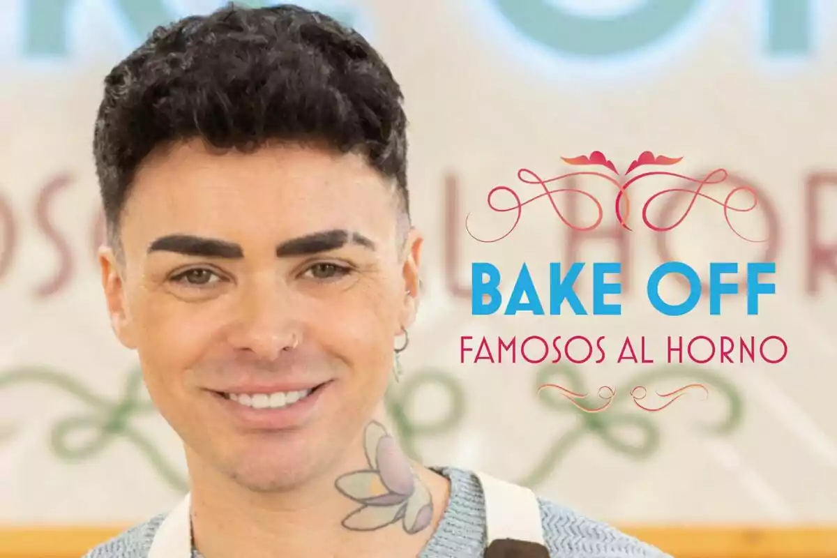 Mario Jefferson sonriente con un tatuaje en el cuello y un fondo que dice "Bake Off Famosos al Horno".