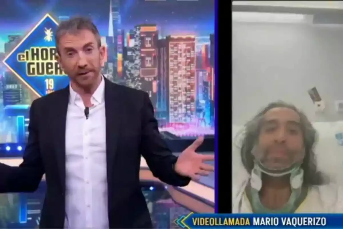 Pablo Motos hi ha el plató d'El Hormiguero amb un fons colorit mentre en una pantalla es mostra Mario Vaquerizo en videotrucada des d'un llit d'hospital.