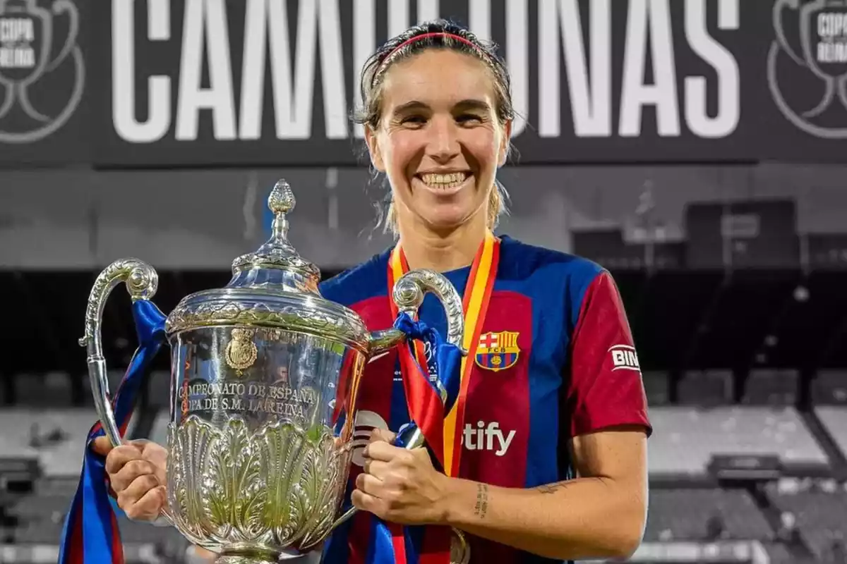 Mariona Caldentey posant amb el trofeu de la Copa de la Reina