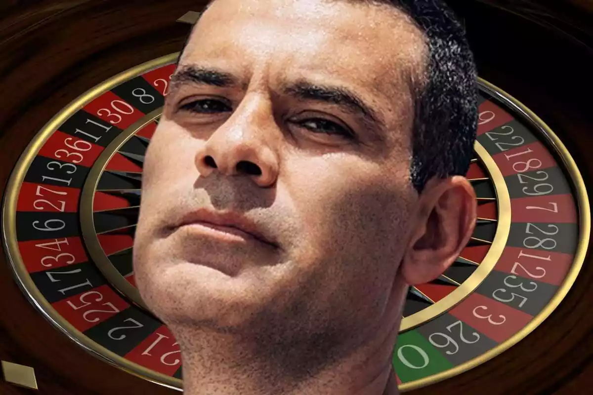 Rafa Márquez en primer pla amb una ruleta de casino al fons